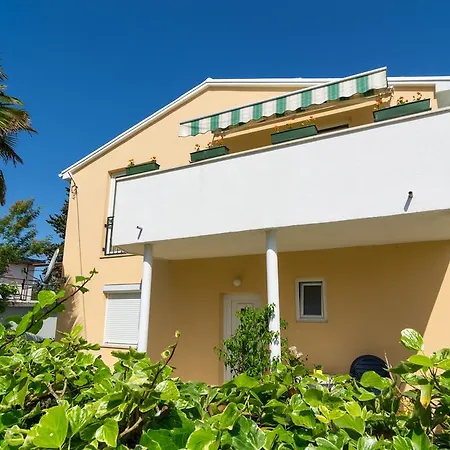 Apartment Lovre *